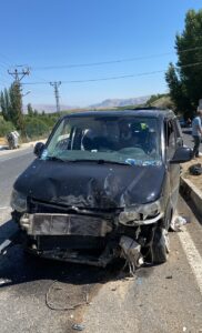 MALATYA (AA) – Malatya'nın Darende ilçesinde kamyonun minibüse çarpması sonucu