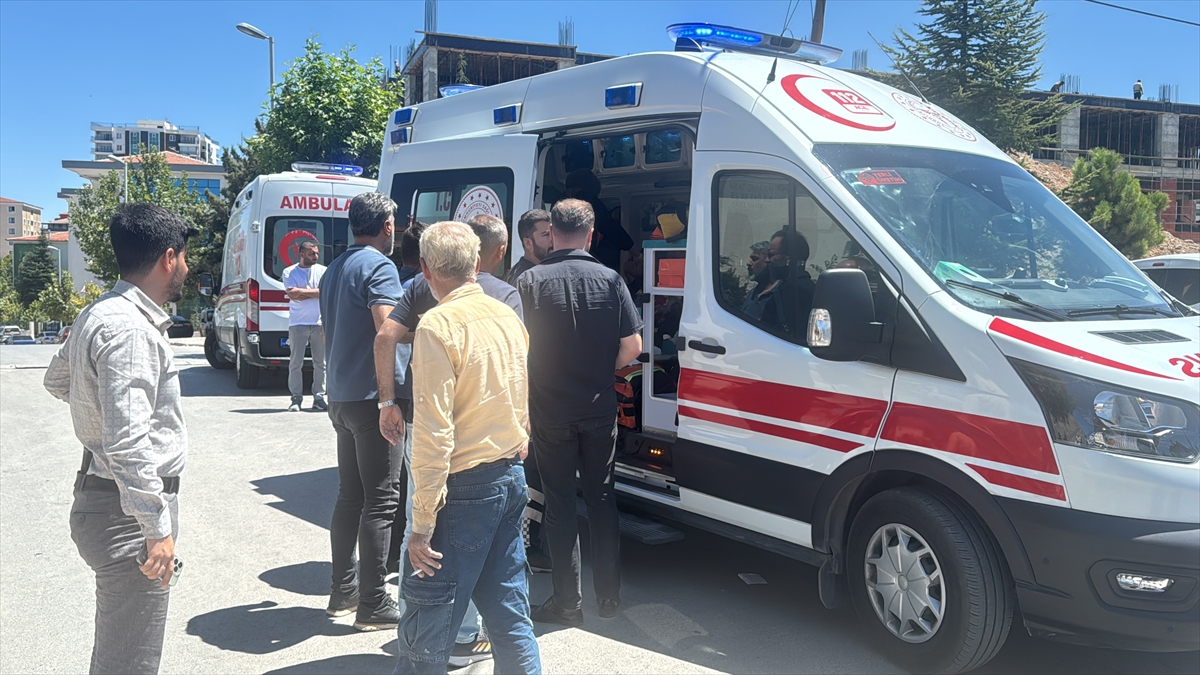 MALATYA (AA) – Malatya'nın Battalgazi ilçesinde çıkan silahlı kavgada 2