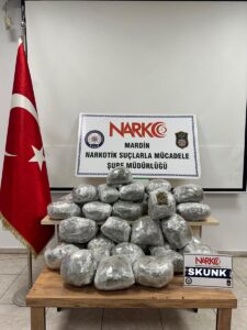 MARDİN (AA) – Mardin'de düzenlenen uyuşturucu ve silah kaçakçılığı operasyonlarında