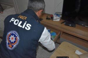 MERSİN (AA) – Mersin'de müstehcen yayın yaptıkları iddiasıyla gözaltına alınan