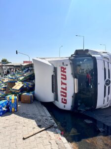 MERSİN (AA) – Mersin'in Tarsus ilçesinde muz yüklü tır devrildi,