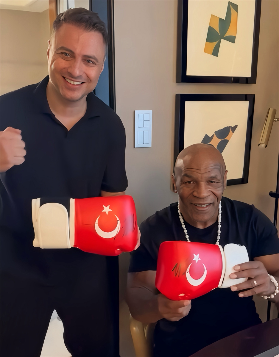Mike Tyson, A Milli Futbol Takımı'na imzalı boks eldiveni göndererek başarı diledi