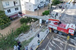 NİĞDE (AA) – Niğde'de etkili sağanak sele neden oldu. Kent