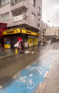 İZMİR (AA) – İzmir'in Konak ilçesinde sağanak yağıştan kaçmaya çalışırken