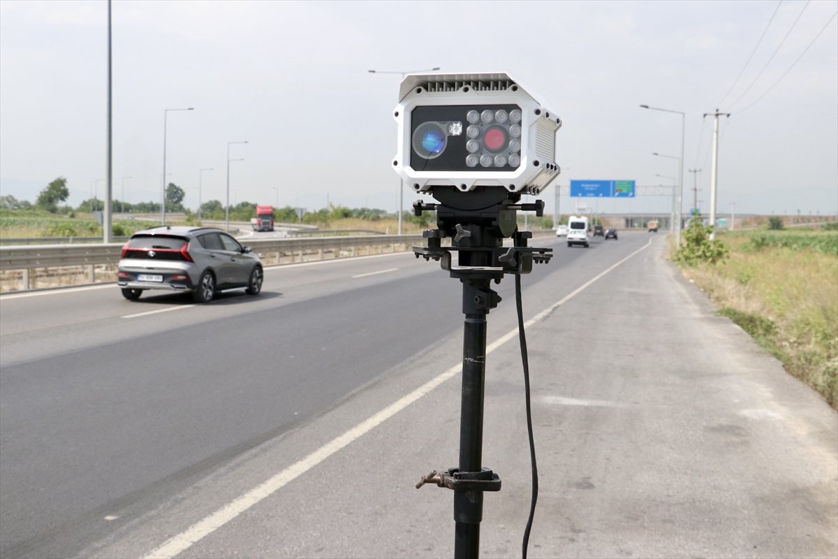Sakarya trafik jandarması, hız ihlallerini yerli radar cihazıyla tespit ediyor