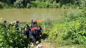 SAKARYA (AA) – Sakarya'nın Erenler ilçesinde, Sakarya Nehri'ne giren yabancı
