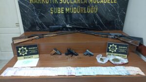 SAKARYA (AA) – Sakarya'da düzenlenen uyuşturucu operasyonlarında 2'si aranan hükümlü
