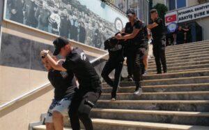 - Yaklaşık 3 kilo altını alıp kaçan şüphelilerden 5'inin bankamatikten