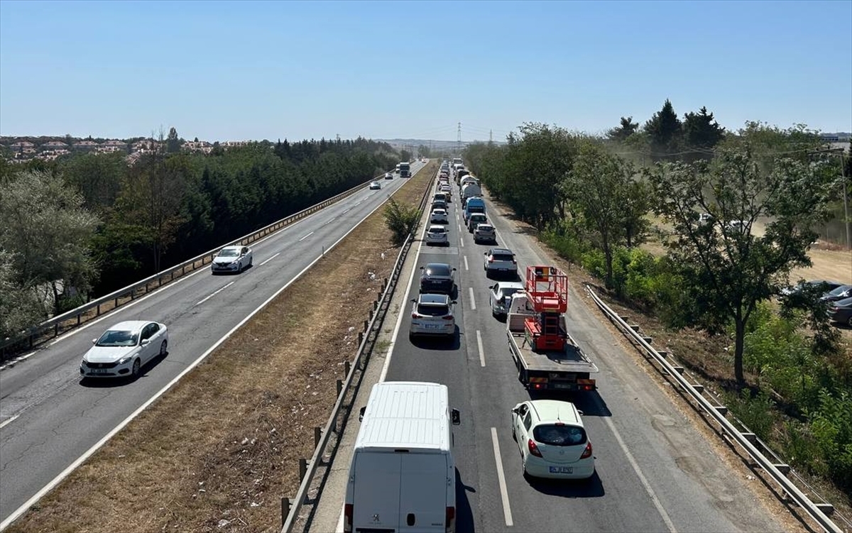 Silivri'de otluk alanda çıkan yangına itfaiye müdahale ediyor