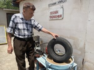 MERSİN (AA) – Mersin'de yaşayan 86 yaşındaki emekli öğretmen Hayri