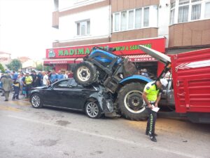 TOKAT (AA) – Tokat’ta freni boşalan buğday yüklü traktör trafik
