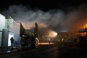 İSTANBUL (AA) – Ümraniye'de kağıt geri dönüşüm tesisinde çıkan yangın