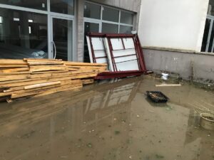 UŞAK (AA) – Uşak'ta akşam saatlerinden itibaren etkili olan dolu