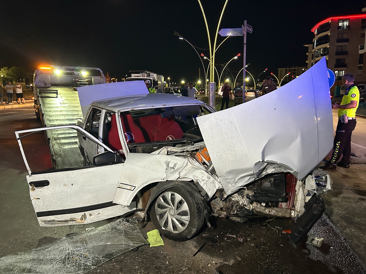 Uşak'ta iki otomobilin çarpıştığı kazada 6 kişi yaralandı