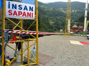TRABZON (AA) – Trabzon'un Çaykara ilçesine bağlı Uzungöl'de, halatı koptuğu