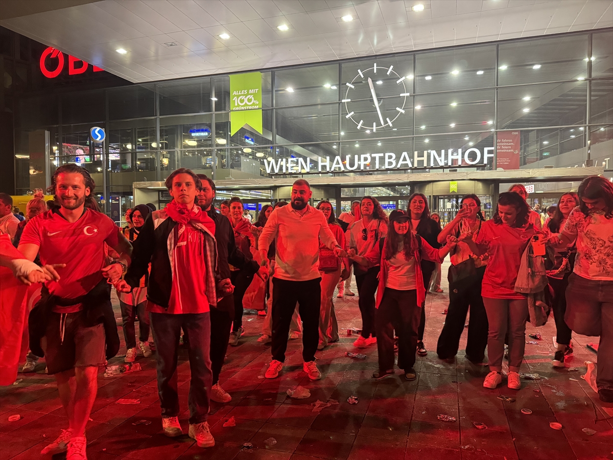 Viyana’da Türkiye’nin çeyrek finale yükselme başarısı coşkuyla kutlandı