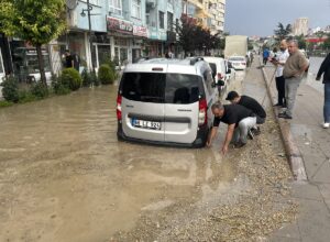 YOZGAT (AA) – Yozgat'ta etkili olan sağanak hayatı olumsuz etkiledi.