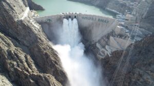 ARTVİN (AA) – Artvin'de, temelden 275 metre gövde yüksekliğiyle Türkiye'nin