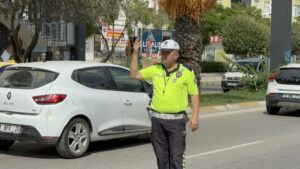 ADANA (AA) – Adana'nın merkez Çukurova ilçesinde dronla gerçekleştirilen trafik