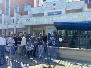 - Mahkeme heyeti, "olası kastla öldürme" suçundan yargılanan sanıklar dönemin