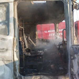 AMASYA (AA) – Amasya'nın Merzifon ilçesinde seyir halindeyken yanan tır