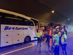 KOCAELİ (AA) – Anadolu Otoyolu'nun Kocaeli kesiminde 2 yolcu otobüsü,