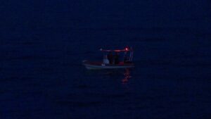 - Kıyıya yakın bölgede su alıp batan teknedekiler, yüzerek kıyıya