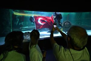 ANTALYA (AA) – Antalya Akvaryum dalgıçları 30 Ağustos Zafer Bayramı'nı