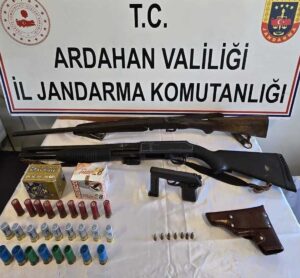 ARDAHAN (AA) – Ardahan'da bir evde ruhsatsız tabanca ve 2