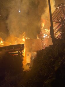 ARTVİN (AA) – Artvin'in Yusufeli ilçesinde çıkan yangında 3 ev,