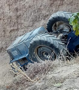AYDIN (AA) – Aydın'ın Köşk ilçesinde, devrilen traktördeki çift hayatını