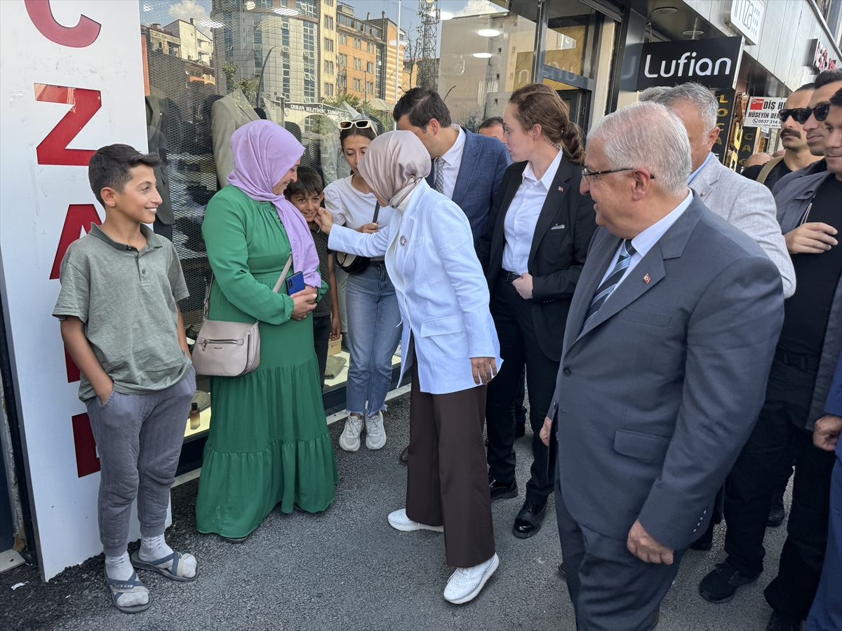 Bakanlar Güler ile Göktaş, Hakkari'de esnafı ziyaret etti