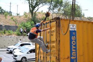 İSTANBUL (AA) – Bakırköy'de üst geçide çarpan tırın, yanından geçen