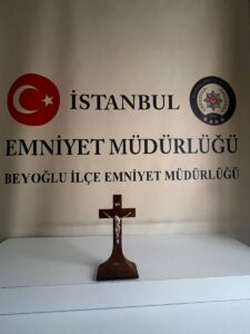 İSTANBUL (AA) – Beyoğlu'nda kiliseden haç çalan şüpheli tutuklandı. Hüseyinağa