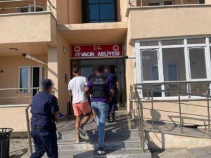 ÇANAKKALE (AA) – Çanakkale'nin Ayvacık ilçesinde göçmen kaçakçılarına yönelik operasyonda