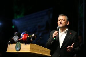 - "Bilimi, tartışmayı, araştırmayı, soru sormayı önceleyen, korkmayan korkutmayan, ürkmeyen