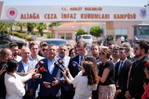 İZMİR (AA) – CHP Genel Başkanı Özgür Özel, İzmir'de sokak