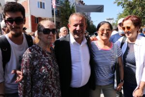 - "Bu partiyi, yıllarca babaevinin bacasını tüttüren sizlerle beraberiz. Ama