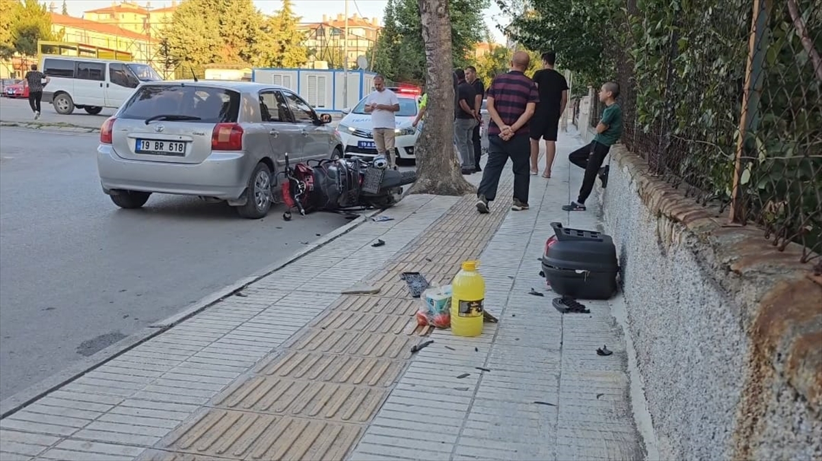 Çorum'da otomobil ile çarpışan motosikletin sürücüsü yaralandı