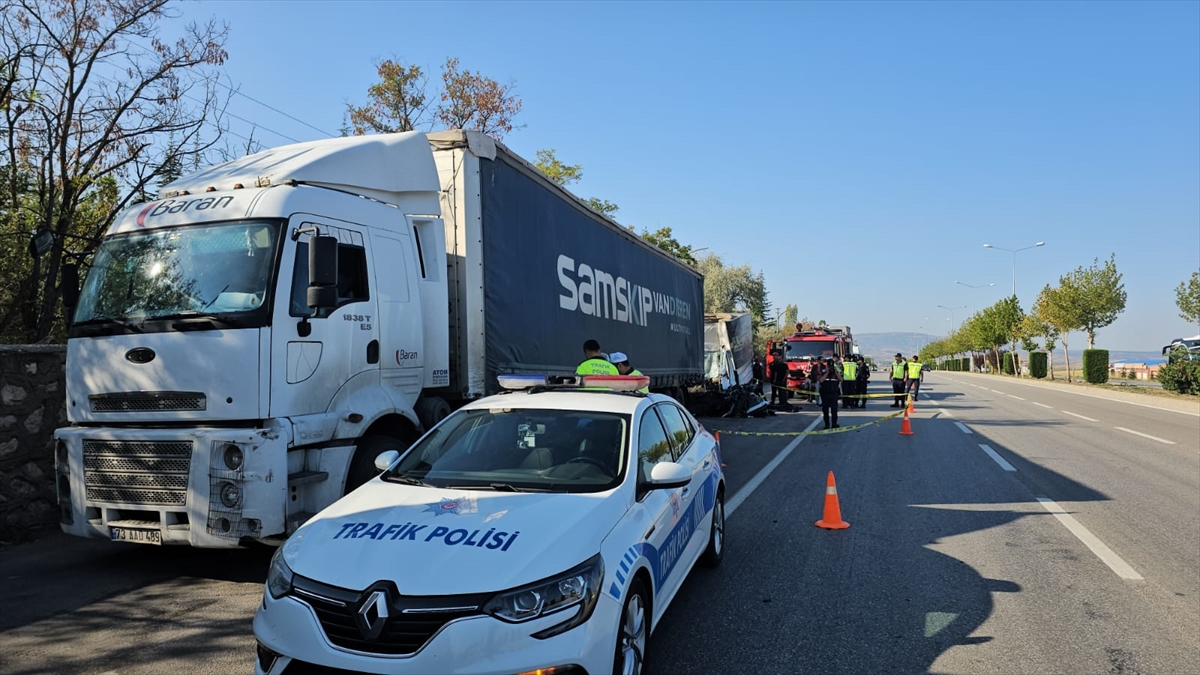 Çorum'da park halindeki tıra çarpan kamyonetteki 3 kişi öldü