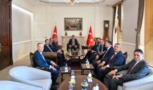 İZMİR (AA) – Cumhurbaşkanı Yardımcısı Cevdet Yılmaz, İzmir Valiliği'ne ziyarette