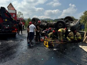 DÜZCE (AA) – D-100 kara yolunun Düzce kesiminde tır ile