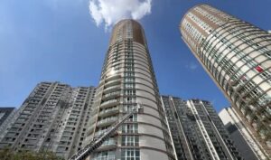 - Üst katlarda mahsur kalanlar itfaiye merdivenleriyle tahliye ediliyor 