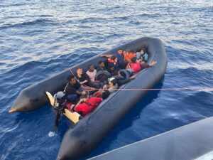 İZMİR (AA) – İzmir'in Foça ilçesi açıklarında 3'ü çocuk 15