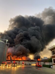 GAZİANTEP (AA) – Gaziantep'te halı fabrikasında çıkan yangına müdahale ediliyor.