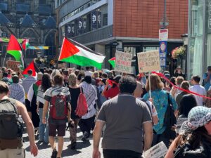 UTRECHT (AA) – Hollanda'nın Utrecht kentinde yüzlerce kişi, Gazze'deki soykırımı