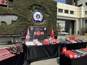 İSTANBUL (AA) – İstanbul'da düzenlenen operasyonda 1 milyon kaçak kırtasiye