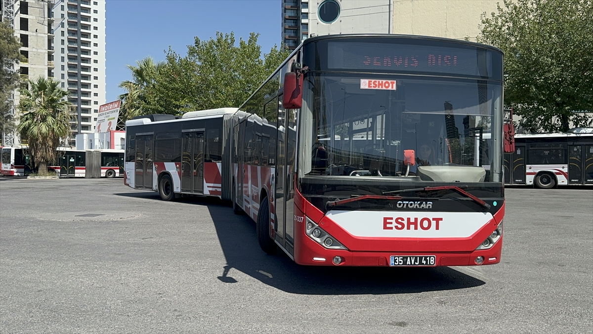 İzmir'de belediye otobüsünde çıkan yangını kadın şoför söndürdü