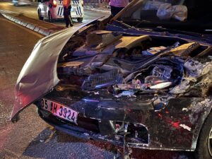 İZMİR (AA) – İzmir'in Konak ilçesinde ticari taksiyle çarpışan otomobilin