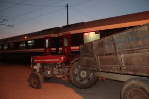 İZMİR (AA) – İzmir'in Ödemiş ilçesinde yolcu treninin çarptığı traktörün
